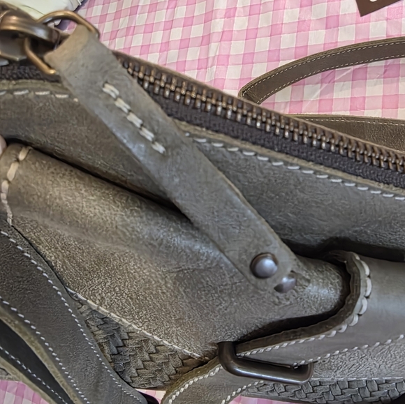 ROOTS Cross Saddle Tribe Crossbody, Hand-made In Canada Natural Italian Leather - Picture 10 of 16